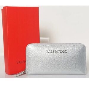 Valentino Silver Wallet Sleek Design‎